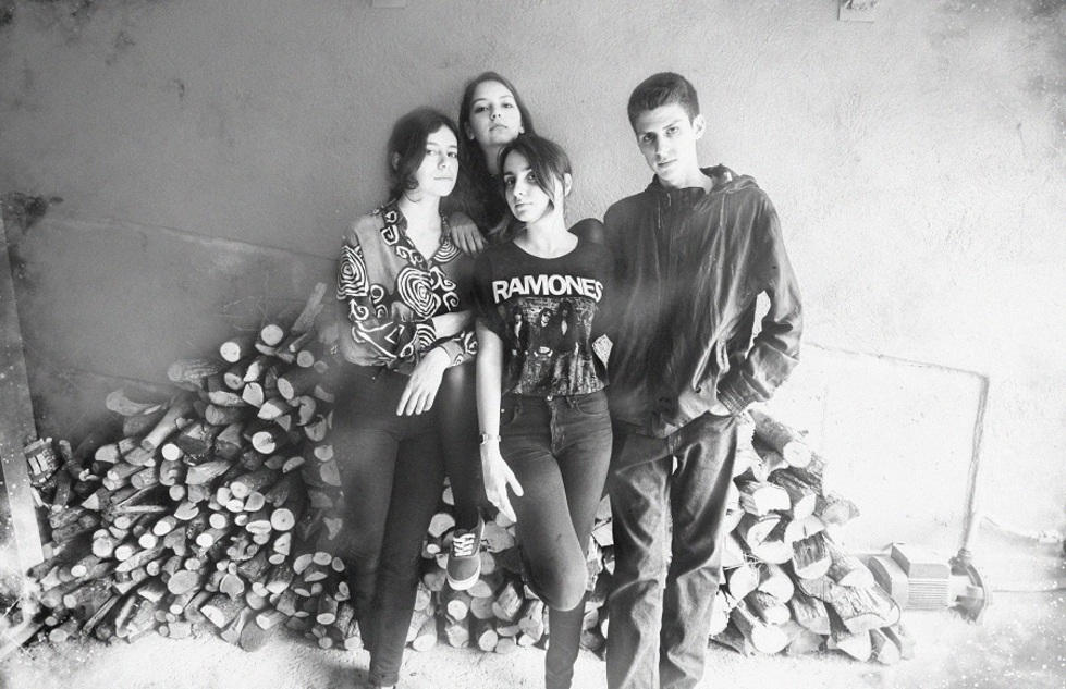 3 mladé Španielky a bubeník, to sú indie rockoví Mourn